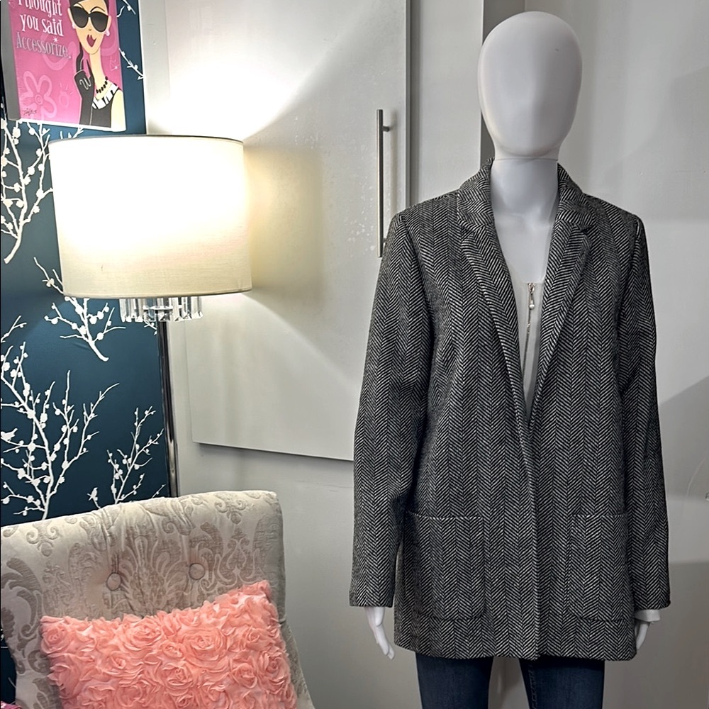 Elegant Women's black and white  Herringbone Blazer